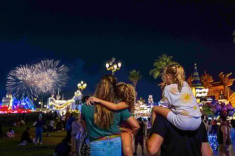 سكان دبي يستمتعون بنزهة عائلية