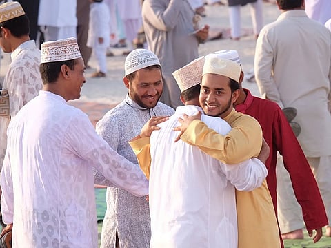 الإمارات تدخل إيقاع رمضان وعينها على هلال شوال ومواعيد العطلة