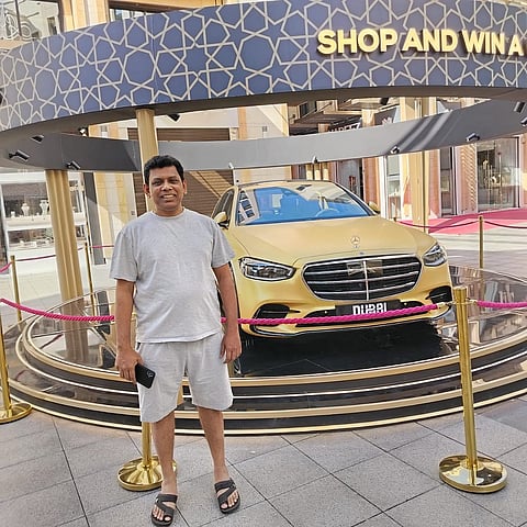 سوميث يقف بجانب سيارة المرسيدس خلال زيارته الأولى لمنطقة دبي للذهب