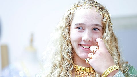 ميرا أندريفا ترتدي فستاناً إماراتياً تقليدياً.