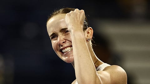 إلينا سفيتولينا الأوكرانية تحتفل بعد فوزها في مباراتها نصف النهائية ضد كوكو غوف الأمريكية.