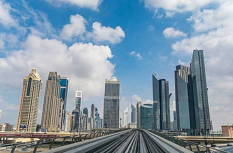 طقس معتدل غائم جزئياً اليوم وتحذير من الضباب الكثيف