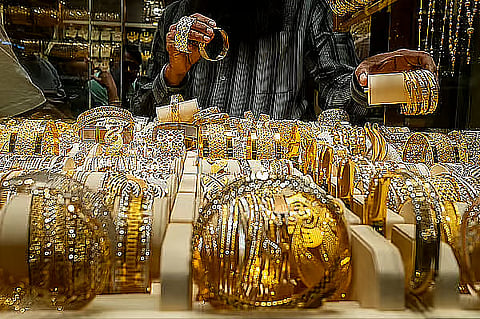 أغلق الذهب يوم السبت عند 5,106.68 دولار للأوقية، مرتفعاً بنسبة 2.57 في المائة. وفي دبي، بلغ سعر الذهب عيار 24 قيراطاً 615.25 درهماً للجرام