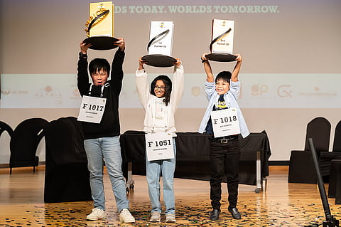 وارن (يسار) بعد فوزه بمسابقة Scripps Spelling Bee