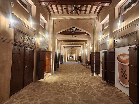 الأقواس التقليدية والممرات الحجرية داخل سوق الشريعة الذي افتتح حديثًا في الذيد تعيد إحياء شعور السوق العربي القديم. صور: SM Ayaz Zakir