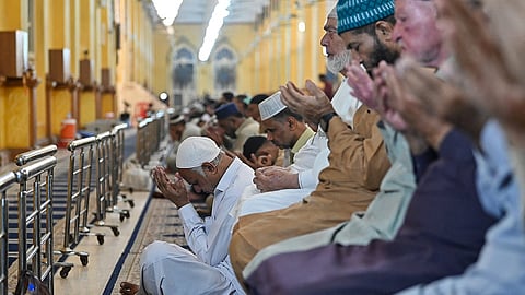 يؤدي المصلون المسلمون صلاة التراويح، أولى الصلوات التي تشير إلى بداية شهر رمضان، في كراتشي في 18 فبراير 2026.