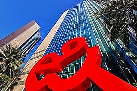 حالياً، تبلغ حصة e& في مجموعة فودافون 17.0050 بالمائة، حسبما ذكرت في بيان نُشر في بورصة أبوظبي