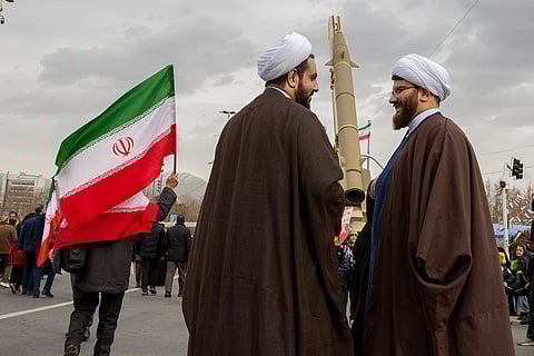 رجلا دين يتحدثان مع بعضهما البعض بالقرب من صاروخ معروض للاحتفال بالذكرى السابعة والأربعين للثورة الإسلامية في طهران، إيران، في 11 فبراير 2026. — أرش خاموشي/نيويورك تايمز