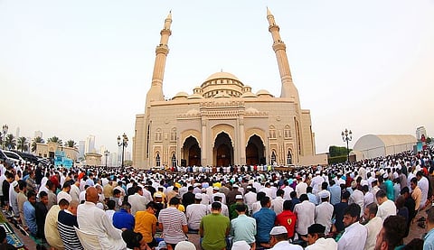 المصلون يؤدون الصلاة في مسجد النور بكورنيش البحيرة، الشارقة