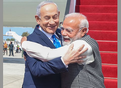 استقبل رئيس الوزراء الإسرائيلي بنيامين نتنياهو رئيس الوزراء الهندي ناريندرا مودي في إسرائيل بعناق حار