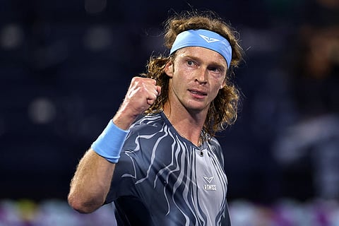 الروسي أندريه روبليف يحتفل بفوزه في مباراته في دور الـ16 ضد الفرنسي أوجو أومبيرت.