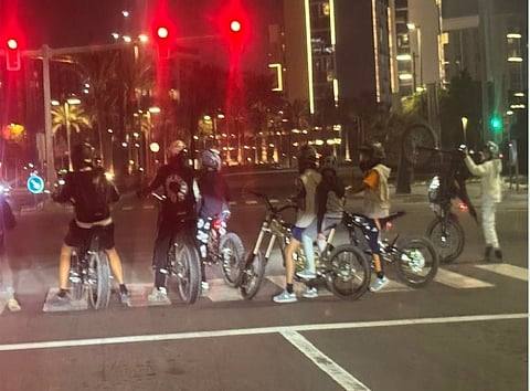 صرخة تحذير من قلب الأحياء.. شرطة دبي تلاحق "ضجيج الموت" في ليالي رمضان