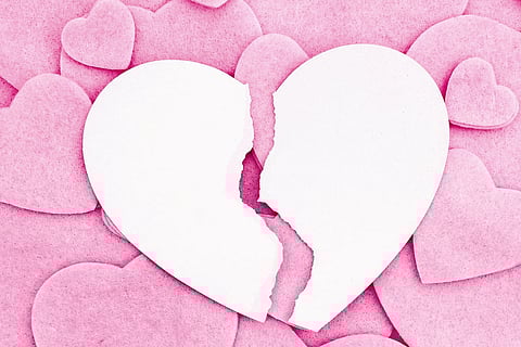 تسمح تقنية التزييف العميق الآن للمحتالين بمحاكاة مكالمات الفيديو المباشرة بحركات شفاه مقنعة. يتيح لهم استنساخ الصوت تقليد ليس فقط الشركاء الرومانسيين ولكن أيضًا الأصدقاء وأفراد العائلة.