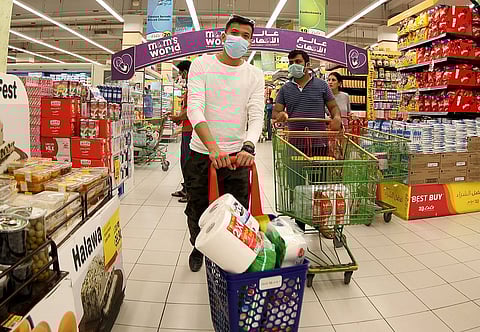 طمأنت منافذ البيع بالتجزئة المستهلكين في الإمارات بوجود إمدادات وفيرة من المواد الغذائية والسلع الأخرى، وبالتالي لا داعي للذعر في الشراء.