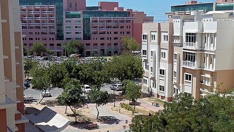 في إمارة دبي، تحكم العلاقة بين المالك والمستأجر عقد إيجار.