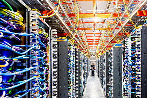 حريق في مركز بيانات أمازون بالإمارات يربك الخدمات والشبكات