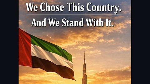 قالب منتشر على نطاق واسع على وسائل التواصل الاجتماعي يقرأ ‘اخترنا هذا البلد. ونحن نقف معه’ بينما ينشر المقيمون رسائل تضامن مع الإمارات.