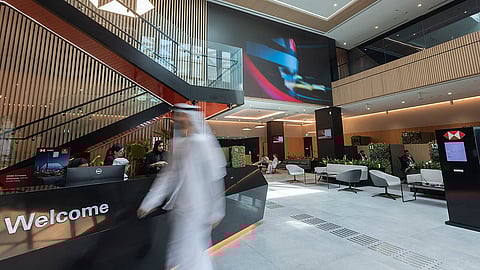 يخصص العديد من العملاء ذوي الثروات العالية والثروات العالية جدًا بشكل متزايد استثماراتهم عبر محافظ متعددة الأصول، مزجًا بين الأسواق العامة والأسهم الخاصة والائتمان الخاص والأصول الحقيقية.