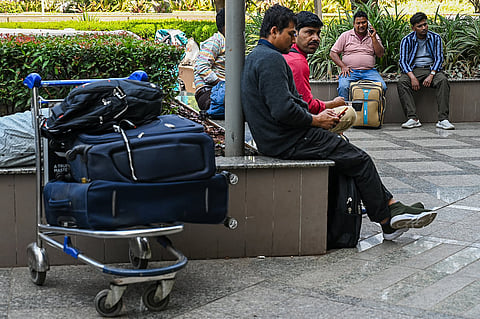 ركاب عالقون ينتظرون في صالة المغادرة بمطار تشاتراباتي شيفاجي مهراج الدولي في مومباي