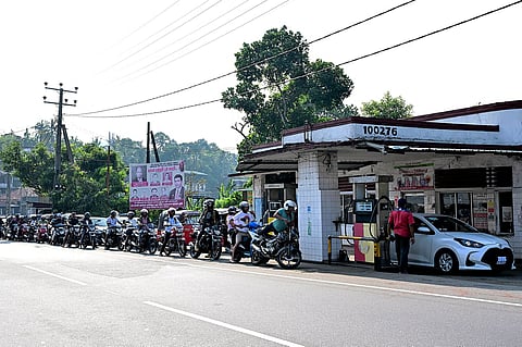 يقف سائقو السيارات في طوابير بمحطة وقود في كيغالي في 1 مارس 2026 وسط اضطرابات في الشرق الأوسط أثارت الذعر والخوف من نقص الإمدادات بين المستهلكين في جميع أنحاء سريلانكا.