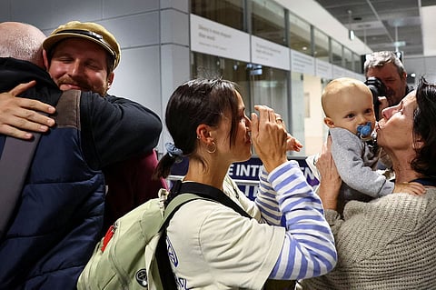 ركاب مجهولون يلتقون بعائلاتهم بعد الإجلاء من دبي، وسط الصراع الأمريكي الإسرائيلي مع إيران، في مطار فرانكفورت، ألمانيا، 3 مارس 2026