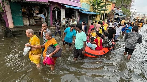 திநகரில் பொதுமக்கள் மீட்கப்படும் போது..