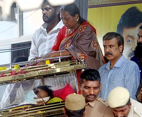மறைந்த தேமுதிக தலைவர் விஜயகாந்த் உடல் அருகே பிரேமலதா விஜயகாந்த்