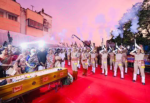 72 குண்டுகள் முழங்க விஜயகாந்த் உடல் நல்லடக்கம் செய்யப்பட்டது.