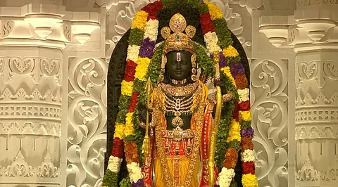 அயோத்தி கோயிலில் நிறுவப்பட்ட ராமர் சிலை