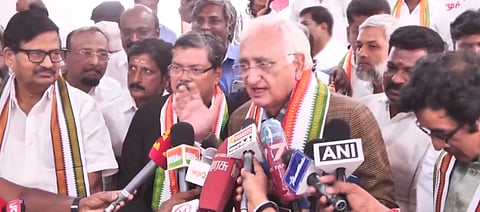 பேச்சுவார்த்தைப் புறப்படும் முன் சத்தியமூர்த்தி பவனில் செய்தியாளர்களைச் சந்தித்த காங்கிரஸ் பேச்சுவார்த்தைக் குழு