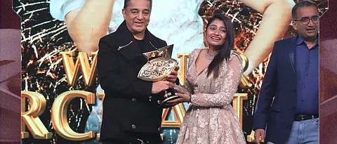 பிக் பாஸ் கோப்பையுடன் அர்ச்சனா