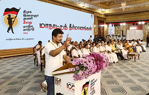 இளைஞர் அணி மாநாட்டில் தீர்மானங்களை முன்மொழிந்த இளைஞர் அணிச் செயலாளர் உதயநிதி ஸ்டாலின்
