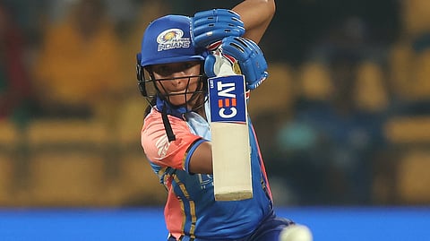கடைசி பந்தில் சிக்ஸர் அடித்து மும்பை வெற்றி: அதகளமாகத் தொடங்கிய மகளிர் பிரீமியர் லீக்!
