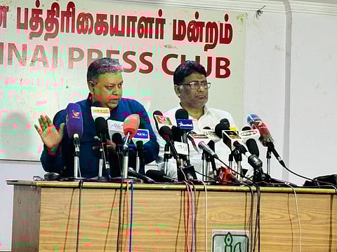 சென்னை பத்திரிகையாளர் மன்றத்தில் செய்தியாளர்களைச் சந்தித்த பத்ரி சேஷாத்ரி, அவரது வழக்கறிஞர் சந்திரசேகர்