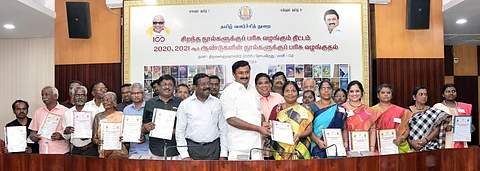 சிறந்த நூல்களுக்கான விருதுகளை வழங்கிய அமைச்சர் சாமிநாதன்