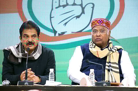 காங்கிரஸ் பொதுச்செயலாளர் கே.சி. வேணுகோபால் மற்றும் காங்கிரஸ் தலைவர் மல்லிகார்ஜுன கார்கே (கோப்புப்படம்)