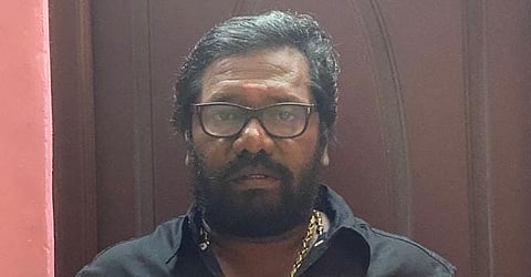 ஏ.வி. ராஜு மீது கருணாஸ் புகார்