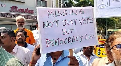 விரலில் 'தேர்தல் மை', கையில் 'வாக்கு இல்லை' எனப் பதாகை: கோவை போராட்டத்தின் விநோதம்!