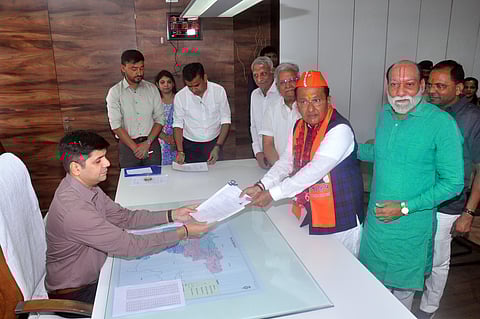 பாஜக வேட்பாளர் முகேஷ் தலால் வேட்புமனு தாக்கல் செய்தபோது..