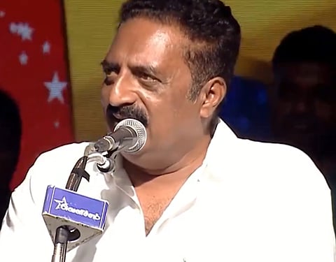 பிரதமர் மோடி தெய்வ மகன் கிடையாது: பிரகாஷ் ராஜ் சாடல்