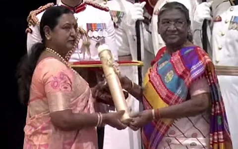 விஜயகாந்துக்கு பத்ம பூஷண்: குடியரசுத் தலைவரிடமிருந்து பெற்றுக்கொண்ட பிரேமலதா