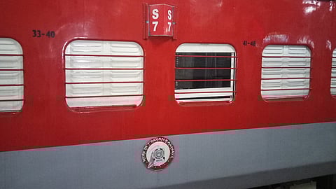 ரயில் பயணிகளை அச்சுறுத்திய துணை ராணுவப் படையினர்?