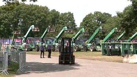 நியூயார்க் மைதானத்தை அகற்ற வந்த புல்டோசர்கள்