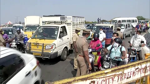 நம்பர் பிளேட்டில் ஸ்டிக்கர்: வாகனத்தை பறிமுதல் செய்ய உயர்நீதிமன்றம் உத்தரவு