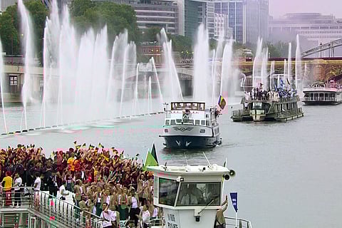 வித்தியாசமான முறையில் நடைபெற்ற ஒலிம்பிக்ஸ் தொடக்க விழா