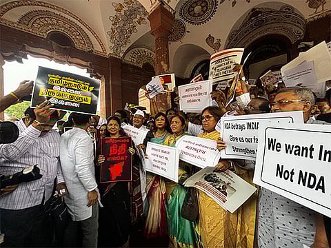 பாராபட்சமான மத்திய பட்ஜெட்: இண்டியா எம்.பி.க்கள் நாடாளுமன்றத்தில் போராட்டம்