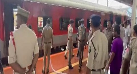 விசாகப்பட்டினம் ரயில் நிலையத்தில் தீப்பிடித்த கொர்பா விரைவு ரயில்