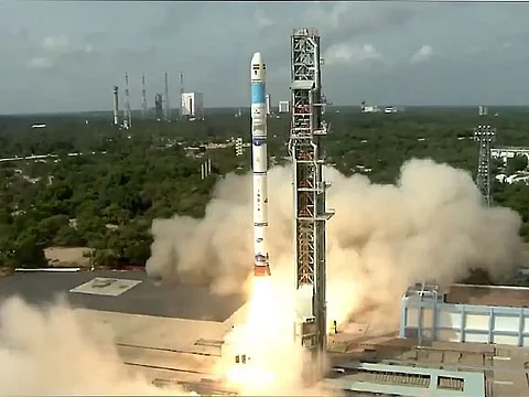 விண்ணில் பாய்ந்தது எஸ்எஸ்எல்வி டி-3 ராக்கெட்