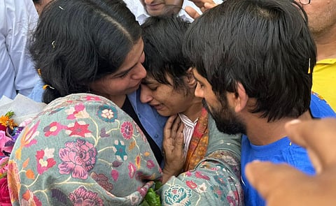 கண்ணீருடன் இந்தியா திரும்பிய வினேஷ் போகாட்