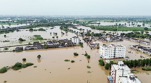 ஆந்திரம், தெலங்கானா வெள்ளம்: அள்ளிக்கொடுத்த நடிகர்கள்